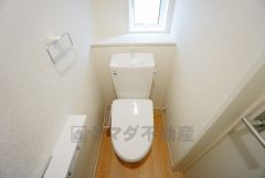 温水洗浄機付トイレです。節水機能もあるので、安心して使えますね。もちろん、1階2階の2ヶ所にトイレがあるので、忙しい朝にもゆとりができますね。