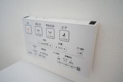 壁リモコンタイプのウォシュレット付き。すっきりした見た目で、トイレ奥の掃除もしやすいです。