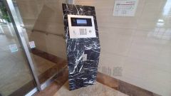 オートロックは、外部の人が自由に建物内に出入りできないため、不審者の侵入防止効果があります。