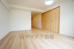 リビングは広々とした設計で、家族が集い、寛ぐ暮らしの空間を演出しています。思い思いの時間を過ごしたり、家族みんなで食事をしたり、素敵な団らんの場になりますね。