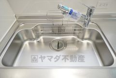 広々とした凸型シンクに洗剤ポケットを標準装備。大きなお鍋など洗いやすいです。