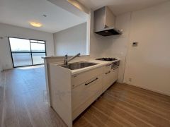 リビングにいるお子様を見守りながらお料理ができる対面キッチン。カウンタートップの汚れもサッと拭き取ることができ、お掃除ラクラク＾＾