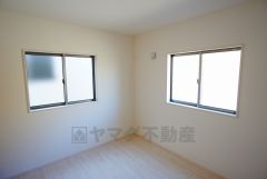 同仕様写真。2面採光を確保した明るい室内は、風通しも良く、大変居心地の良い空間となっております。爽やかな風を感じて起きる朝は、快適生活の始まりに。