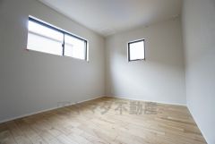 2面採光を確保した明るい室内は、風通しも良く、大変居心地の良い空間となっております。爽やかな風を感じて起きる朝は、快適生活の始まりに。