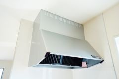 お手入れが簡単なスリム型レンジフードです。調理により発生する油煙や臭いを吸い込み、屋外へ排気してくれます。