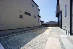 お庭付き＾＾日光浴やガーデニングはもちろん、お子さまの外遊びの場としても＾＾リビング・和室からも様子が見守れるので安心です＾＾