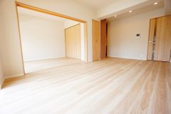 家族が集まる開放的なリビング。思い思いの時間を過ごしたり食事をしたり、素敵な団らんの場になりますね。