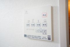 雨の日の洗濯も安心できる浴室暖房乾燥機付き浴室。リモコンで操作もボタン1つで簡単。