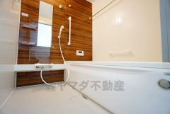 1日の疲れを癒すくつろぎのバスルーム。足を伸ばしてもゆったりと入れるサイズです。お子様と一緒にお風呂に入っても狭くないですね^^