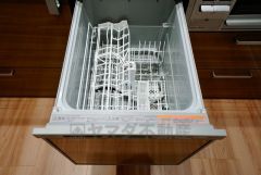 家事の時間が短縮できるフルオープンで開けやすい食器洗い乾燥機付。