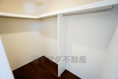 収納力豊富なウォークインクローゼット。洋服や小物などを1箇所にまとめて美しい収納を実現します。