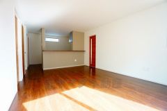 リビングは広々とした設計で、家族が集い、寛ぐ暮らしの空間を演出しています。思い思いの時間を過ごしたり、家族みんなで食事をしたり、素敵な団らんの場になりますね。