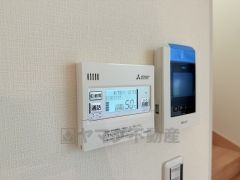 キッチン横からお湯張り、追い炊き、足し湯がボタン一つで楽々操作できる給湯機リモコンです。忙しい夕飯準備の時間帯に重宝しますね。