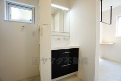 三面鏡つき洗面台。鏡裏にたっぷりとした収納スペースがあります。鏡を閉めてしまえば小物は見えないため、スッキリとした印象の洗面台にできます。