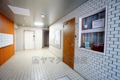 エントランス内に管理人室があると、不審者の侵入防止につながります。
