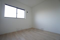 同仕様写真。住む人のこだわりを活かす洋室＾＾家具を選ばないナチュラルなフローリングとシンプルなクロスです＾＾