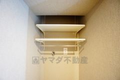 バスタオルや着替えなど置くことができる棚を設置。洗剤のストックも収納できます。