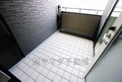 インナーバルコニーは急な雨から洗濯物を守りやすく、眩しすぎる日差しも和らげます。