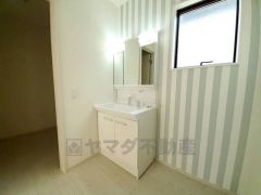 三面鏡つき洗面台。鏡裏にたっぷりとした収納スペースがあります。鏡を閉めてしまえば小物は見えないため、スッキリとした印象の洗面台にできます。