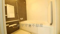 1日の疲れを癒すくつろぎのバスルーム。足を伸ばしてもゆったりと入れるサイズです。お子様と一緒にお風呂に入っても狭くないですね^^