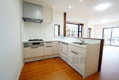 作業スペースが広く料理がしやすいコの字型キッチンです。収納スペースも多いので、ホットプレートや圧力鍋といった大きめの調理家電も楽々収納出来ます。