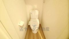 温水洗浄機付トイレです。節水機能もあるので、安心して使えますね。もちろん、1階2階の2ヶ所にトイレがあるので、忙しい朝にもゆとりができますね。