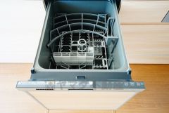 食事の後の手間を解消する食器洗い乾燥機付。冬場の洗い物で手荒れの悩みもなくなります。手洗いよりも節約できて便利。