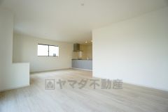 カウンターキッチンに加えて、リビング階段になっているので、お顔を合わす回数が増え、ぐっと家族の距離が縮まります。