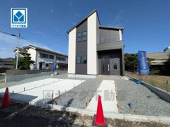 車通りが少なく、安心してお子様とお散歩できる閑静な住宅地。一戸建ての多いエリア。落ち着いた雰囲気で快適な生活を送れます。