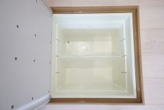 同仕様写真。キッチンに床下収納があります。長期保存ができるもの、調理器具、防災グッズを入れておくのもいいですね。