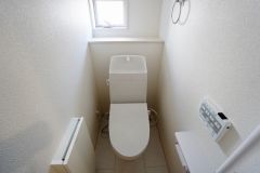 同仕様写真。1階2階の2ヶ所にトイレがありますので、忙しい朝にも家族に気を使わず、ゆとりが生まれますね＾＾ 小窓付きで換気する時に便利です＾＾