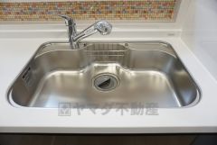 同仕様写真。広々とした凸型シンクに洗剤ポケットを標準装備。大きなお鍋など洗いやすいです。