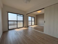 大きな窓のあるリビングは、陽光あふれる明るい空間です。居心地良く、ご家族皆がゆったり寛げる憩いの空間となりそうです。