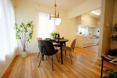 温かみのある雰囲気と、キッチンでの作業性を兼ね備え、家族の笑顔あふれる団らんのひと時をお過ごしいただける設計になっています。