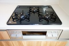 複数の調理を一度に行うことができる3口コンロ。効率よくお料理が出来ます。毎日のお料理も楽しくなりますね＾＾