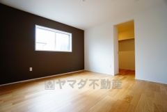 同仕様写真。寛ぎの時間を紡ぎだす主寝室は、大型ベッドを置いても余裕の広さを確保しています。