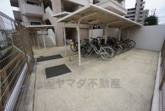 敷地内駐輪場。空有、年額500円。大切な自転車を守れるよう屋根付きの自転車置き場になっております。