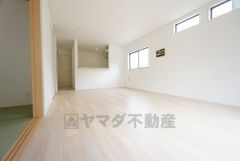 リビングは広々とした設計で、家族が集い、寛ぐ暮らしの空間を演出しています。