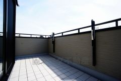 同仕様写真。陽当たりの良いバルコニーです。お洗濯やお布団干しはもちろん、日光浴スペースにも。足元は防水工事施工済です。