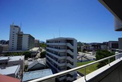 バルコニーからの眺望です。前面に遮るものがなく景色を一望できます。南東向きで、日当たりも良好。お洗濯物が良く乾きます。