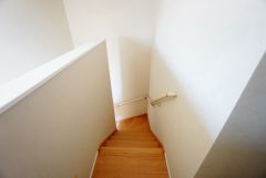 階段を間に挟んで、リビングとダイニングを配置。2階へは必ずダイニングを通る、家族がつながりあえる空間設計。