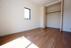 同仕様写真。住む人のこだわりを活かす洋室。日当たりがよく、寝室としての利用もおすすめ。広めのクローゼットには荷物をすっきり片付けられ、ゆとりのある暮らしが出来ます＾＾