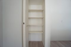 同仕様写真。まとめ買いしてもこの収納量なら心配要らずのパントリー。調理家電や食品のストックをすっきりまとめられ、キッチン周りを広々使えます。