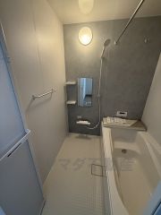 1日の疲れを癒すくつろぎのバスルーム。足を伸ばしてもゆったりと入れるサイズです。お子様と一緒にお風呂に入っても狭くないですね^^