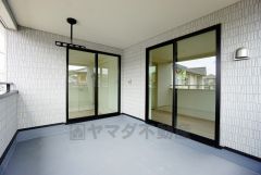 同仕様写真。幅広のインナーバルコニーは急な雨から洗濯物を守りやすく、眩しすぎる日差しも和らげます。
