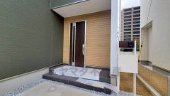 質感、使いやすさ、安全性、断熱性能を併せ持った玄関ドアです。また、ピッキング対策に優れる2ロック機構と防犯性に優れる電気錠も標準装備しています。