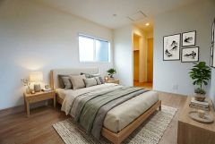 家具はイメージです。主寝室としてお使いいただけそうなこちらのお部屋は、日当たりが良く、爽やかな風を感じて起きる朝は、快適生活の始まりに。
