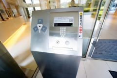オートロックは、外部の人が自由に建物内に出入りできないため、不審者の侵入防止効果があります。