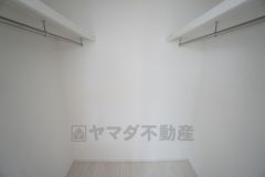 同仕様写真。収納力豊富なウォークインクローゼット。洋服や小物などを1箇所にまとめて美しい収納を実現します。