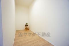 まとめ買いしてもこの収納量なら心配要らずのパントリー。調理家電や食品のストックをすっきりまとめられ、キッチン周りを広々使えます。